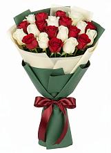 Букет Микс из красных и белых роз в Троицко-Печорске