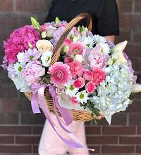 Цветочная композиция из Розы, Хризантемы, Пионы и Лизиантусы в корзине в Троицко-Печорске