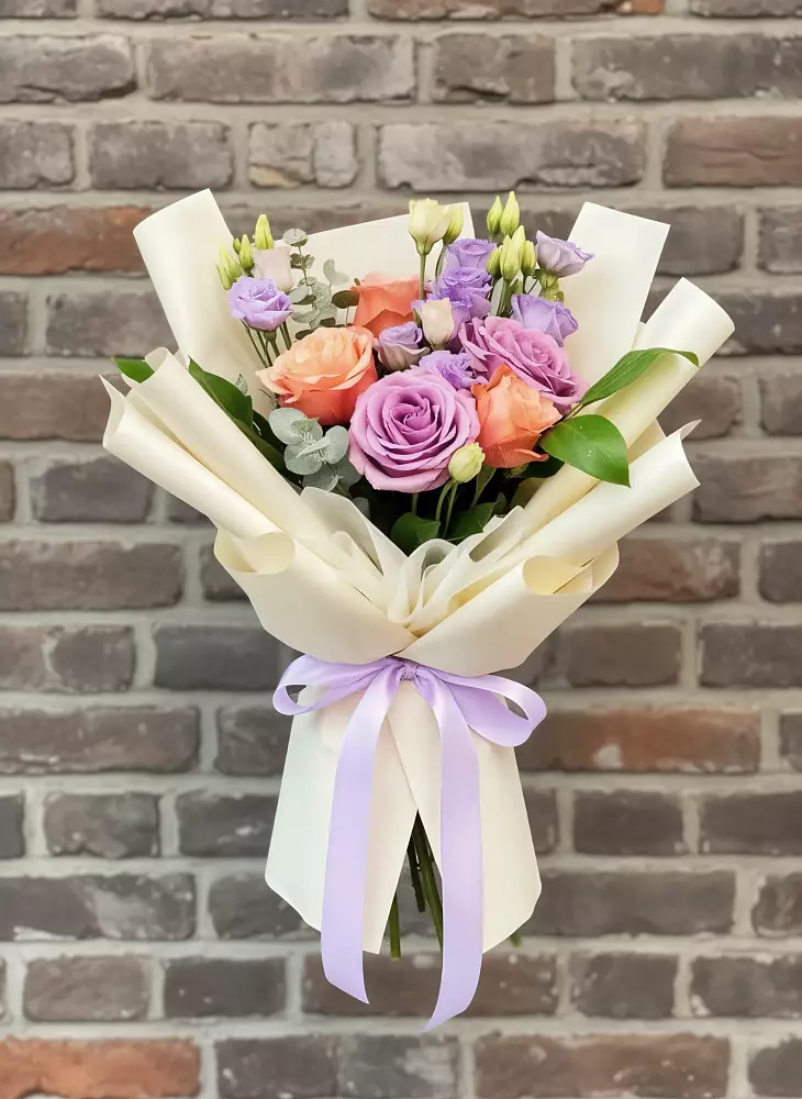 Букет цветов из: Лизиантусы и Розы в Троицко-Печорске