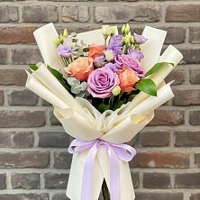 Букет цветов из:  Лизиантусы и Розы в Троицко-Печорске