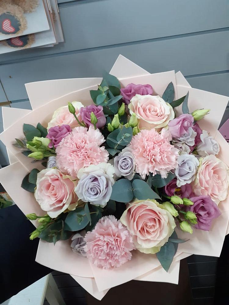 Букет цветов из: Розы, Гвоздики и Лизиантусы в Троицко-Печорске