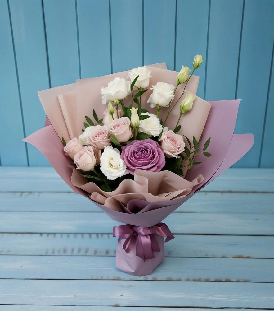 Букет цветов из: Розы и Лизиантусы в Троицко-Печорске